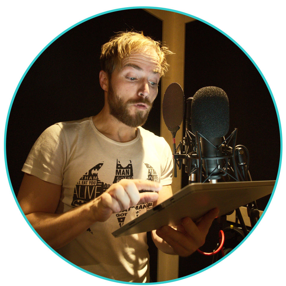 Simon Mehlich im Tonstudio zu Aufnahmen der Kuschelkiste